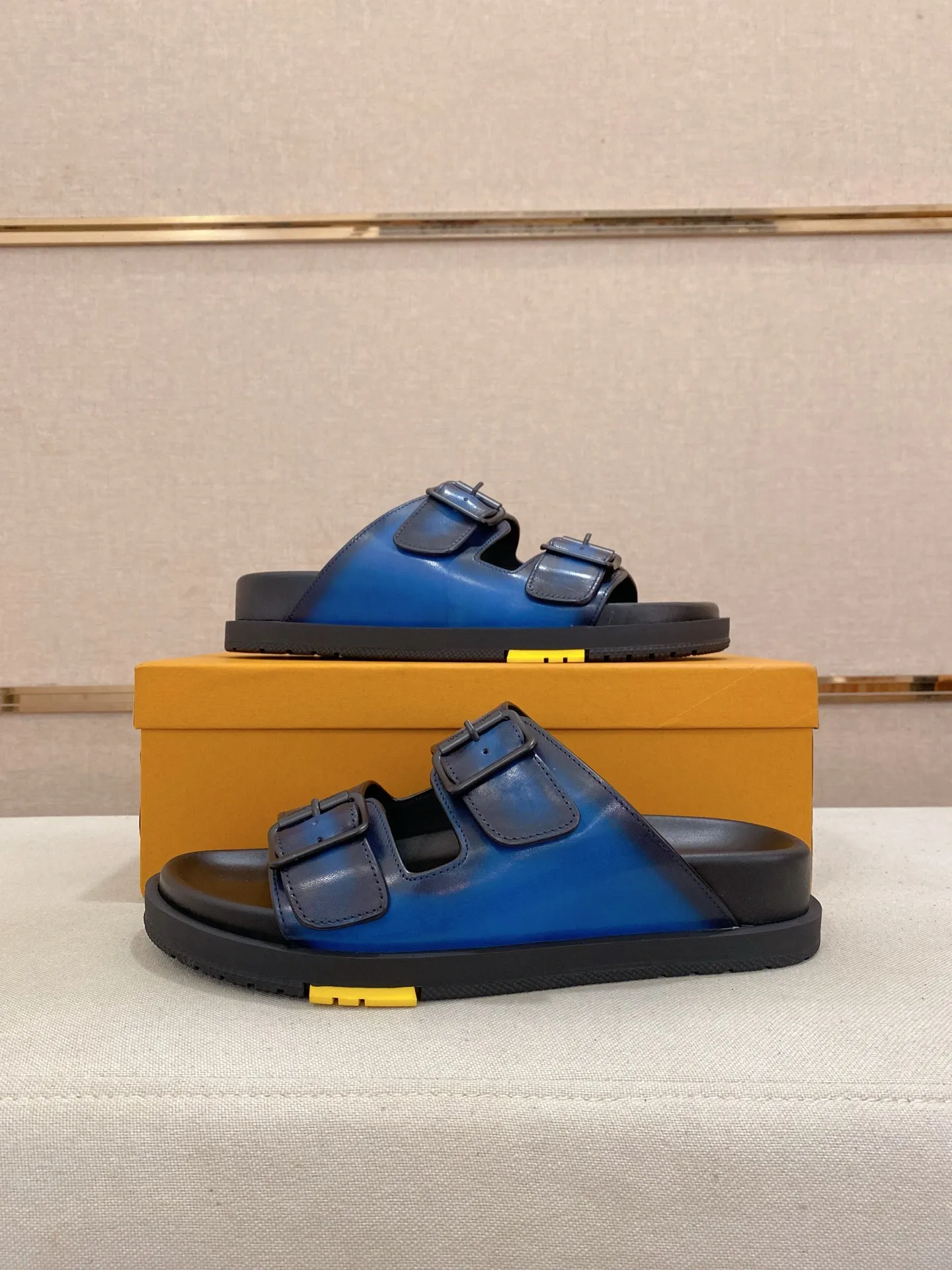 Factory price: 420💰Made by LV🔍Top purchasing agent. Men's spring and summer slippers are available at the same counter. The uppers are made of cowhide imported from Italy. High-quality craftsmanship, soles: original soles specially provided by the original factory, exclusive movable molded soles are super comfortable, original factory follow-up goods, 🔍🔍high quality, can be entered and exited the counter at will, welcome to compare, code number 38-44. Can be customized45